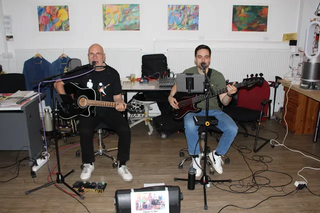 "Father &amp; Son" spielten in der Werkerei auf.