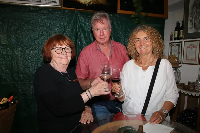 Weingut Schmidlhof: Roswitha mit den Gästen Norbert und Margit. 