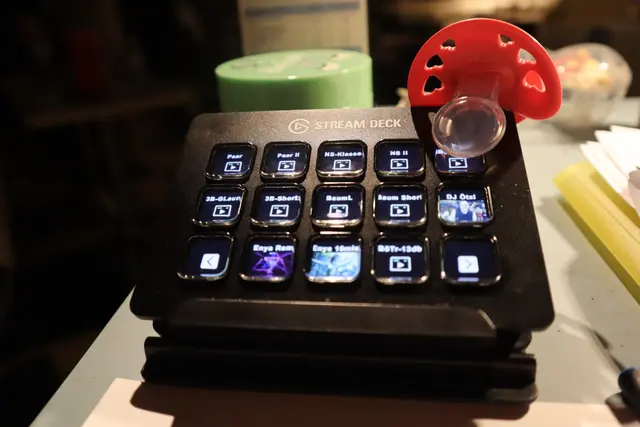 Ein Streamdeck und ein rosa Zuz.
