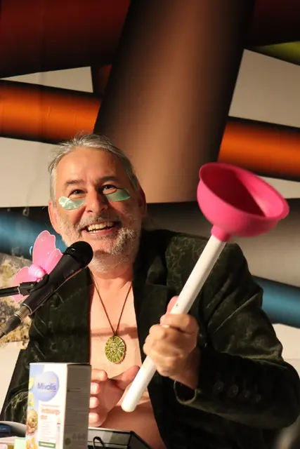 Eschenauer & ein rosa WC-Utensil, dessen Name abgefragt wird.