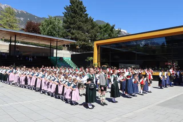 Festliche Aufstellung am Rathausplatz. | Foto: Kendlbacher