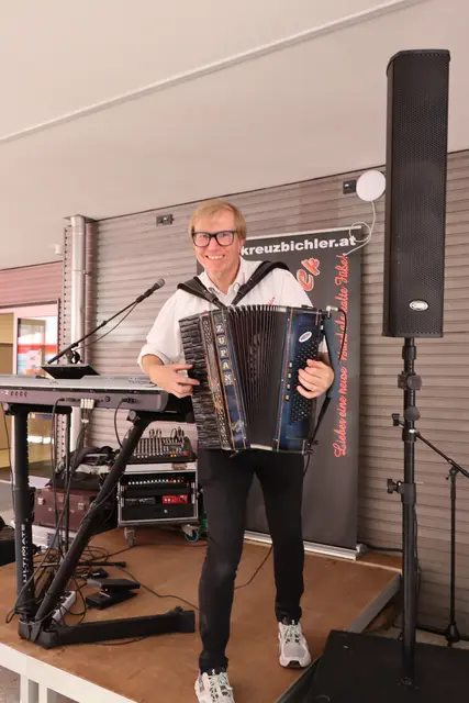 Die Entertainer „Die Kreuzbichler" sorgten mit bekannten Hits für beste Stimmung auf der Tanzfläche.  | Foto: Kendlbacher