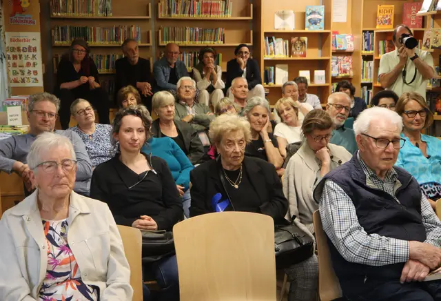 Gefüllte Bibliothek Haiming.  | Foto: Tatschl