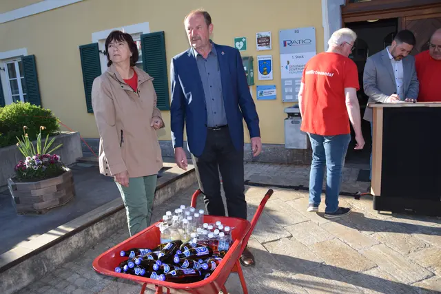 GR Manfred Heinzl mit Partnerin Maria als Durstlöschtrupp im Einsatz | Foto: MeinBezirk/Josef Strohmeier