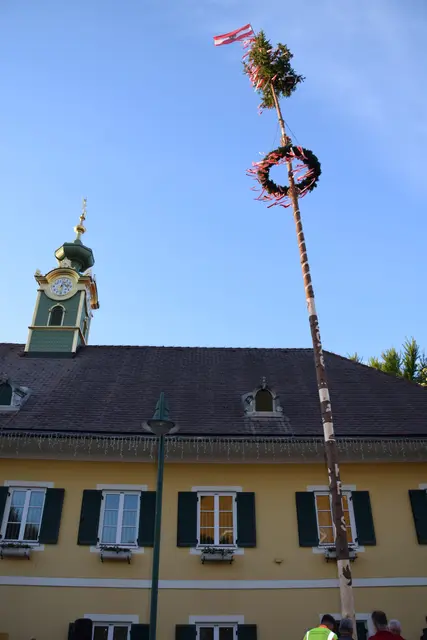 Der Maibaum steht durch Muskelkraft | Foto: MeinBezirk/Josef Strohmeier