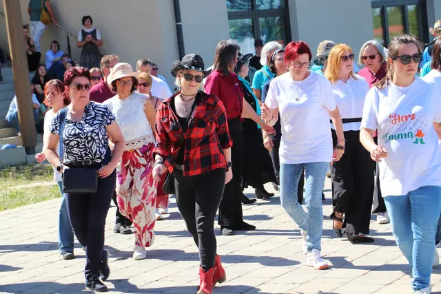 Für Line Dance braucht es keinen Tanzpartner, wer mitmachen will, ist rasch in die Gemeinschaft integriert.  | Foto: Edith Ertl