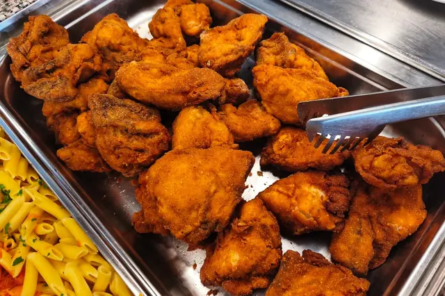 Eines der beiden All-you-can-eat-Menüs ist ein echter Klassiker – wie z.B. steirisches Backhendl so viel man essen kann. Da geht natürlich niemand hungrig nach Hause. Dazu gibt es Suppe und ein Salatbuffet für günstige 12,80 €.