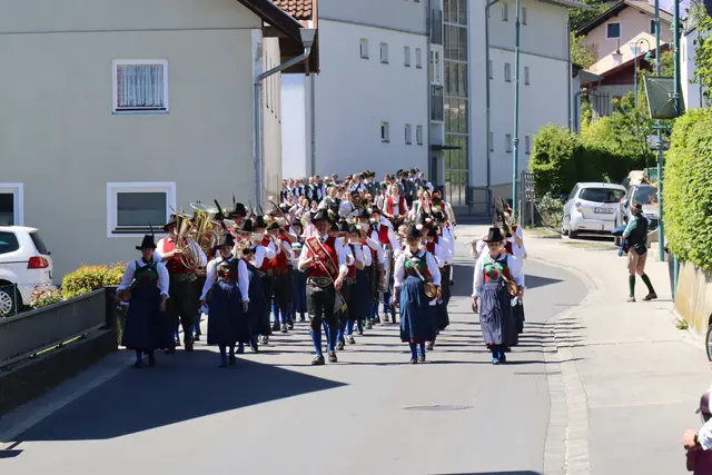 Feierlicher Einzug der Trachtenvereine durch die Straßen von Rum. | Foto: Kendlbacher