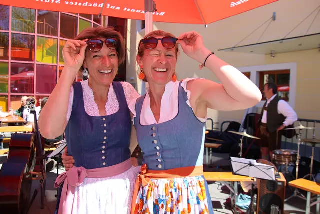 Beste Laune: Katharina und Waltraud von den Flachgauer Musikanten.