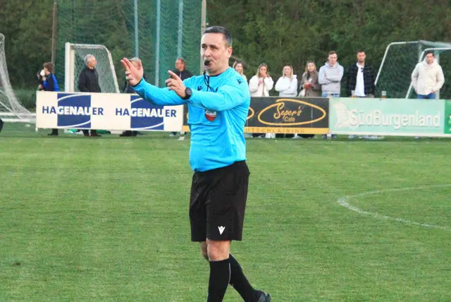 Nach (90+5.) setzte Schiri Slavisa Stojanovic den Schlusspunkt hinter der bitteren Heimschlappe für das Team von Trainer Roman Schaffer. | Foto: Peter Seper
