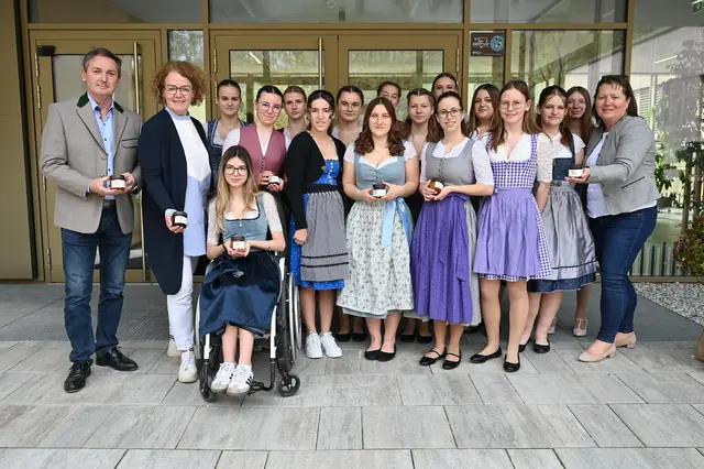 Bildungs-Landesrätin Christiane Teschl-Hofmeister (2.v.l.), Direktor Josef Sieder (links) und Abteilungsvorständin Gabriele Roitner-Blamauer (rechts) mit den Schülerinnen der Juniorfirma | Foto: Jürgen Mück