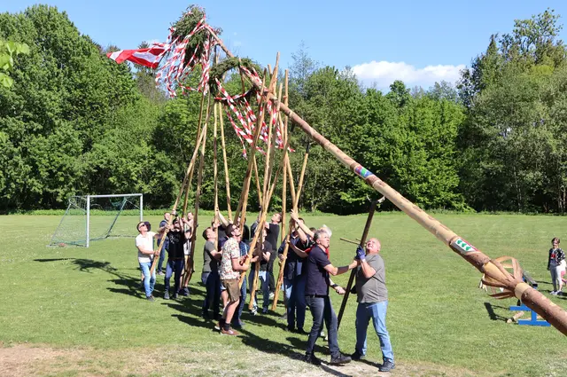 Maibaum aufstellen in Marhof als geselliges Beisammensein