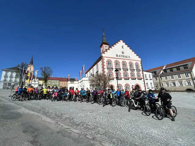 Die Radfahrer starteten gemeinsam beim Rathaus | Foto: Stadtgemeinde Waidhofen/Thaya