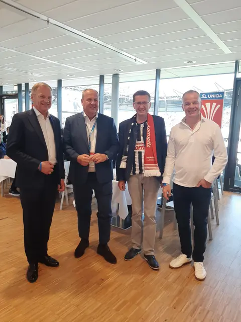 OÖ-LH Thomas Stelzer, ÖFB-Aufsichtsratsvorsitzende Josef Pröll, OÖ-Sport-Landesrat Markus Achleitner und die LASK-Geschäftsführer Siegmund Gruber (v. l.) erwarten mit Spannung und Freude den Cup-Ankick.  | Foto: Tiefling/KK