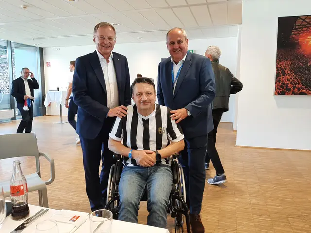 OÖ-LH Thomas Stelzer und ÖFB-Aufsichtsratsvorsitzende Josef Pröll freuen sich mit einen ganz besonderen LASK-Fan über den Cup-Sieg. | Foto: Tiefling/KK