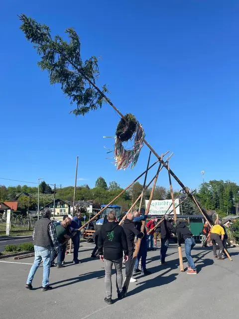 "Hand in Hand dieser Baum entstand. Brauchtum - verwurzelt tief im Heimatland. Als Werk der Generationen, soll der Anblick dich belohnen!" | Foto: Nina Kostner