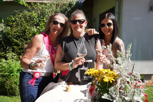 Elke, Silvia und Jasmin feiern das Leben. Das Foto entstand am Weingut Kummer | Foto: Andrea Glatzer