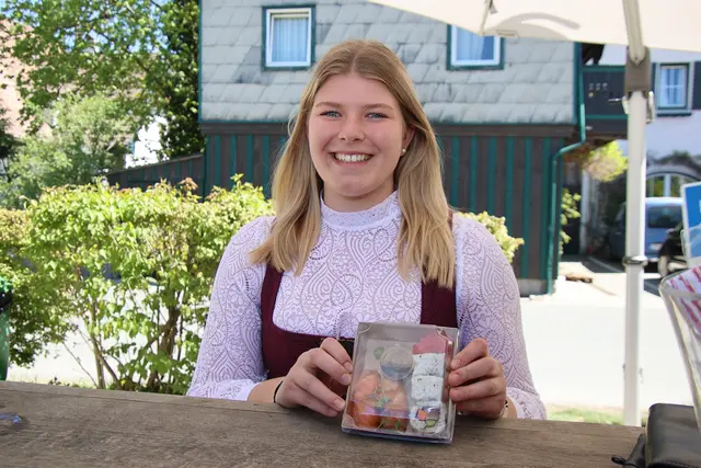 Sushi bot Michaela Heitzer vor dem Seerestaurant Schlick an.