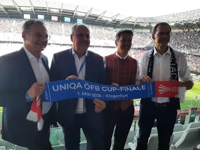 OÖ-LH Thomas Stelzer, ÖFB-Aufsichtsratsvorsitzende Josef Pröll, Ktn-LH Daniel Fellner und Vbg-LF Markus Wallner (v. l.) zeigen, welch wichtiger Tag der 1. Mai auch den Österreichischen Fußball und das Klagenfurter Wörthersee Stadion ist.  | Foto: Tiefling/KK