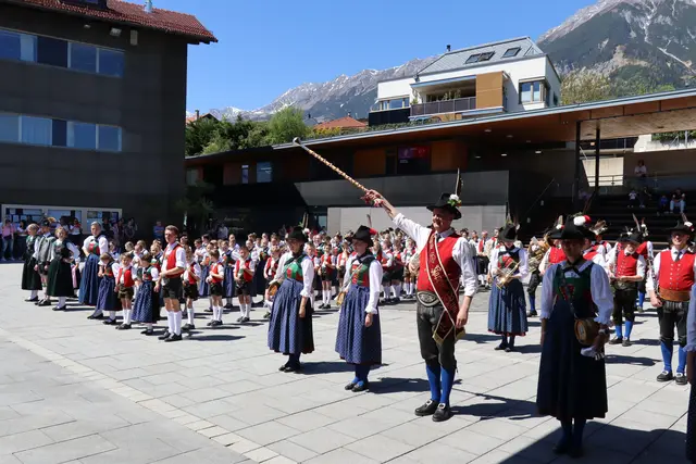 Kapellmeister Michael Hölbling freute sich über die schöne Aufstellung beim Einzug am Rathausplatz. | Foto: Kendlbacher