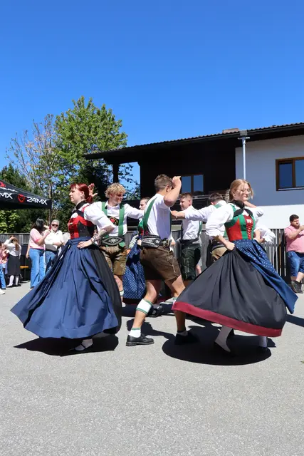 Authentische Bewegungen und Trachten bei den traditionellen Tänzen der Volkstanzgruppe. | Foto: Kendlbacher