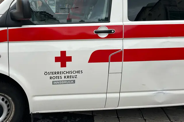 Die verletzte Radfahrerin wurde ins Krankenhaus Hall eingeliefert | Foto: SKN (Symbolbild)