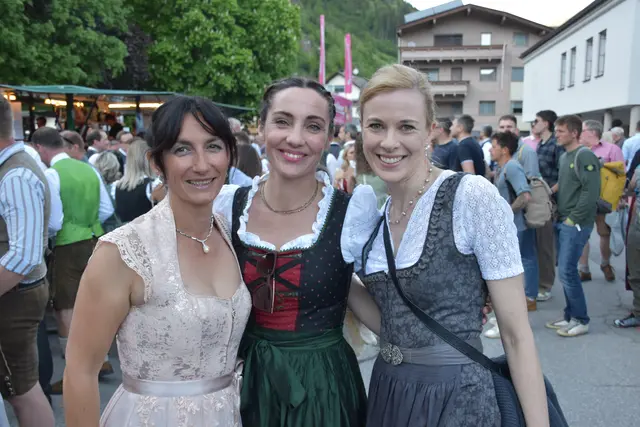 Hübsche Damen in Tracht gehören beim Gauder Fest dazu v.l.: Stephanie Zentner, Rebecca Schöpf und Manuela Meixner-Zerlauth | Foto: Haun
