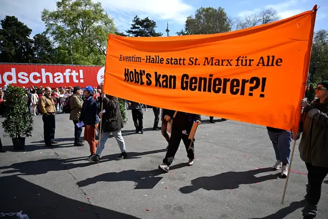 "Hobt's kan Genierer?!" fragten Protestierende beim Maiaufmarsch der Wiener SPÖ. | Foto:  System Change, not Climate Change!