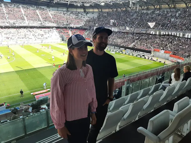 Die beiden ÖSV-Alpinen Viktoria Bürgler und Marco Schwarz nahmen den Ehrenankick vor. | Foto: Tiefling/KK