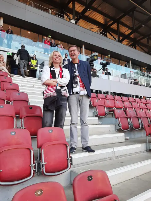 OÖ-Sport-Landesrat Markus Achleitner sieht man die LASK-Stimmung an. Einfach nur genießen und freuen.  | Foto: Tiefling/KK