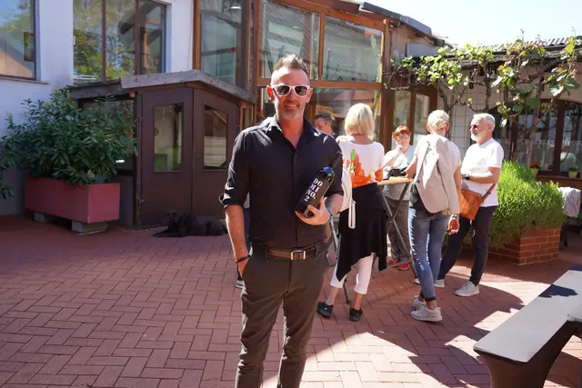 Winzer Michael Hoffmann auf seinem Weingut. Den Tag ließ er in seinem Heurigen "Hoffmann's WeinZEIT" ausklingen | Foto: Andrea Glatzer