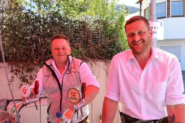 Domi und Hannes sorgten an der Pfiffbar für die passende Erfrischung. | Foto: Kendlbacher
