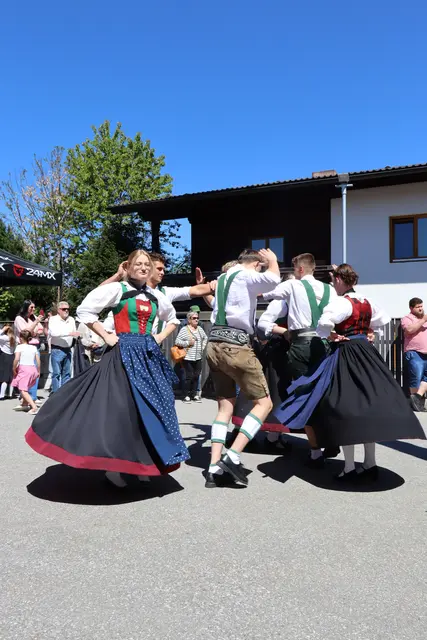 Die Volkstanzgruppe präsentiert eindrucksvoll ihre traditionellen Tänze. | Foto: Kendlbacher