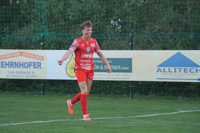 Lukas Zapfel lässt seiner Torfreude freien Lauf - spielerisch war er von Schlainings Abwehr nicht zu stoppen. | Foto: Peter Seper