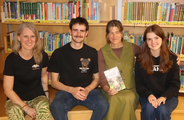 Bibliotheksleiterin Claudia Raich (links), die durch den Abend führte und Agnes Dorn (Zweite von rechts) mit ihren Kindern Valentin und Valerie. | Foto: Tatschl
