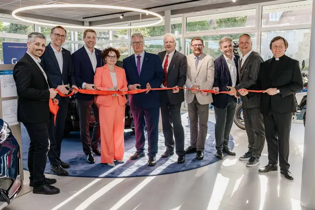 Josip Stefanec (Standortleitung), Jochen Danninger (Generalsekretär WKO), Eigentümer Phillip Gady, Staatssekretärin Elisabeth Zehetner, LAbg. Christoph Kainz, Vizebürgermeister Jowi Trenner, Werner Walter (Geschäftsführung), Eugen Roth (Geschäftsführung) und Pfarrer Bogdan Pelc. | Foto: 2026psb/ckollerics