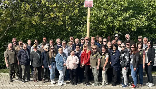 Vereinsmitglieder stellten den Maibaum beim Schützenverein-Mistelbach auf