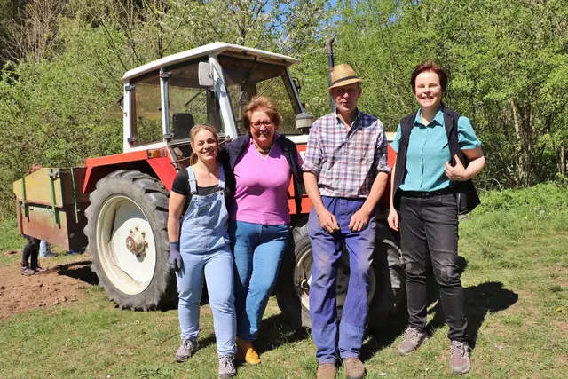 Trixi Reicher (li) und Martina Laubreiter von der Diözese (re) mit  Klaus Seelos und GV Martina Auer sind das Kernteam beim Bau des Weidendoms. | Foto: Edith Ertl
