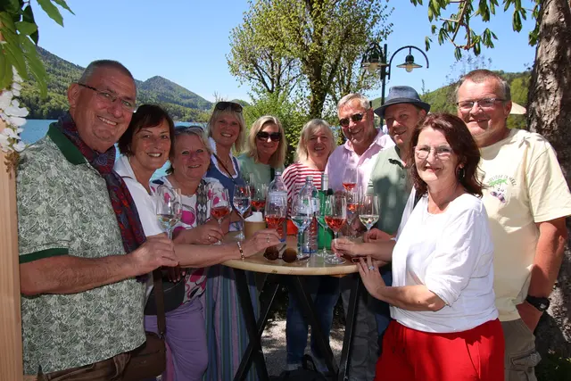 Eine nette Runde fand sich mit Bürgermeister Christian Braunstein (4. v. r.) bei der Veranstaltung „Fisch und Wein“ an der Seepromenade ein.