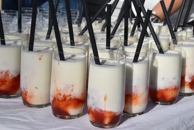 Ganz Traditionell: Saure Milch mit Erdbeermark. | Foto: Mirjam Preineder