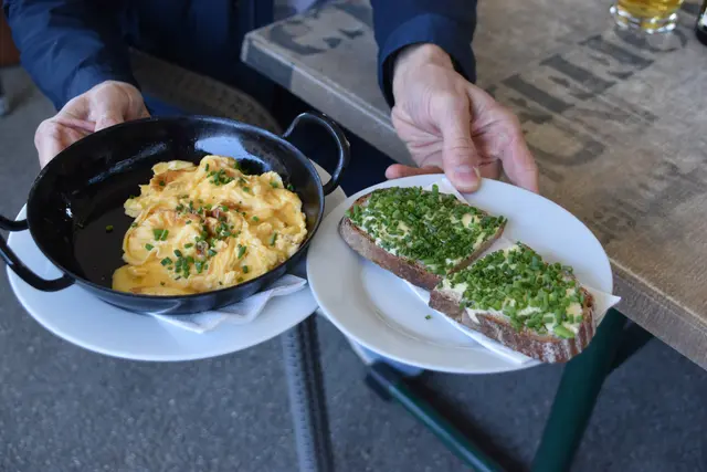 Eierspeis und Schnittlauchbrot dürfen nicht fehlen. | Foto: Mirjam Preineder