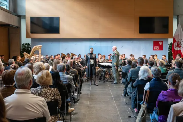 Begleitet wurde Sängerin de Roo von der Militärmusik Tirol unter der Leitung von Militärkapellmeister Oberst Hannes Apfolterer. | Foto: Land Tirol/Reinhold Sigl
