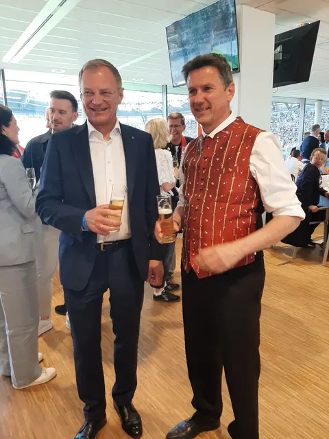 OÖ-LH Thomas Stelzer und Ktn-LH Daniel Fellner )r.)  | Foto: Tiefling/KK
