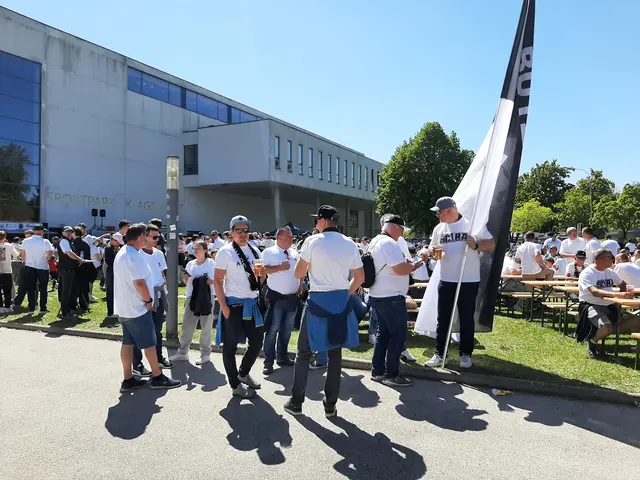 "Ein Fan ohne Fahne zu sein, geht überhaupt nicht", sagt der Altacher Fahnenträger | Foto: Tiefling/KK