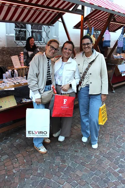 Michaela, Claudia und Sonja mit vollen Einkaufstüten