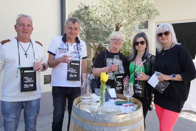 Gäste aus Wiener Neustadt und Neusiedl am Weingut Keringer | Foto: Andrea Glatzer