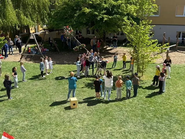 Maibaumfest im Hort bei strahlendem Sonnenschein