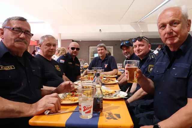 Kommandant Markus Zerlauth mit Mitgliedern der Freiwilligen Feuerwehr aus Kroatien (DVD TRENKOVO). | Foto: Kendlbacher