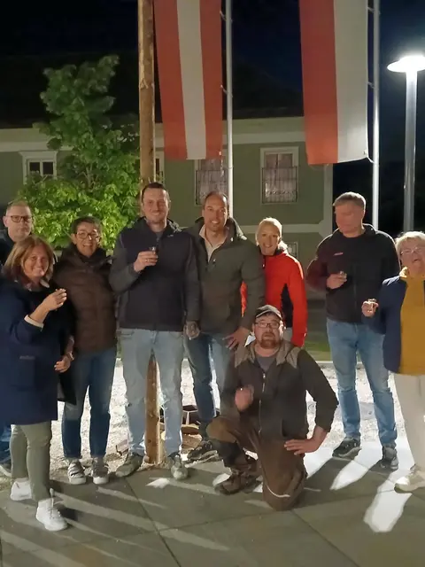 Auch Fischlhams Bürgermeister Klaus Lindinger (Mitte) war an der Aktion beteiligt. | Foto: Facebook/Bei uns dahoam in Fischlham