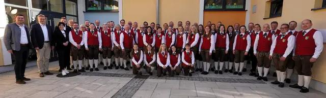 Das Söchauer Blasmusikorchester mit Ehrengästen in Übersbach. | Foto: Waltraud Wachmann